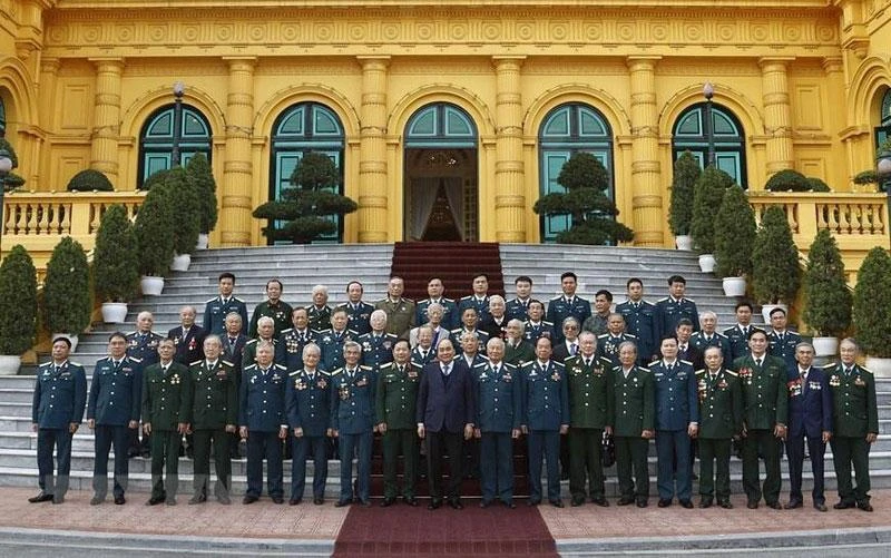 Chủ tịch nước Nguyễn Xuân Phúc chụp ảnh lưu niệm cùng các cựu chiến binh Sư đoàn 361. (Ảnh: TTXVN)