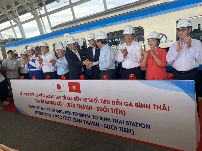Lãnh đạo Thành phố cùng nhà thầu bấm nút chạy tàu thử nghiệm.