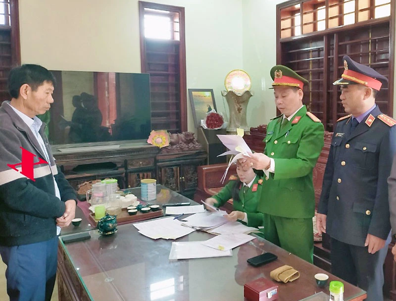Đại diện cơ quan chức năng thi hành Lệnh bắt tạm giam bị can Nguyễn Xuân Phượng (dấu X).