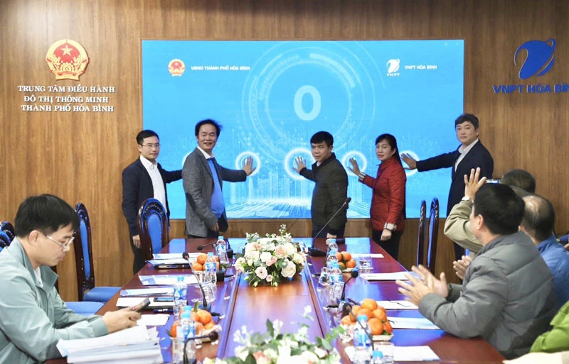 Lãnh đạo các sở, ngành, thành phố và VNPT Hòa Bình ấn nút khai trương Trung tâm điều hành đô thị thông minh.
