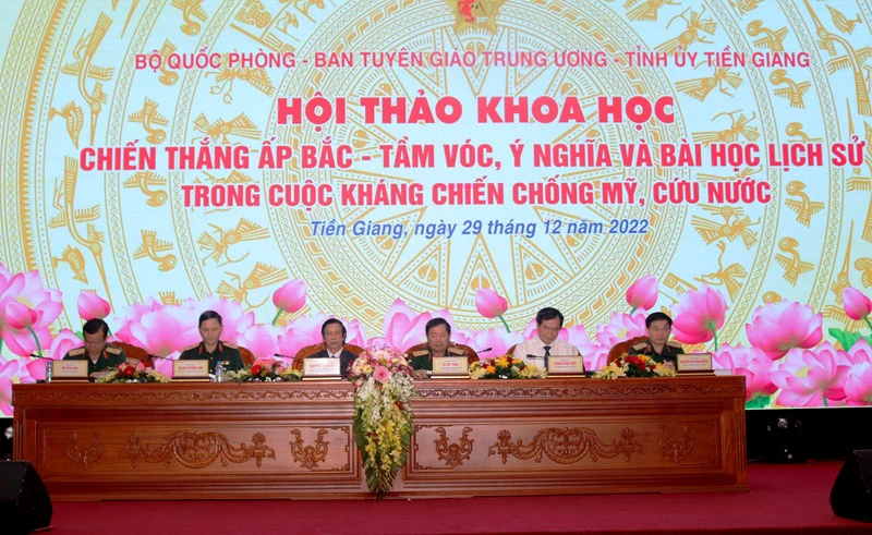 Lãnh đạo chủ trì buổi Hội thảo khoa học.