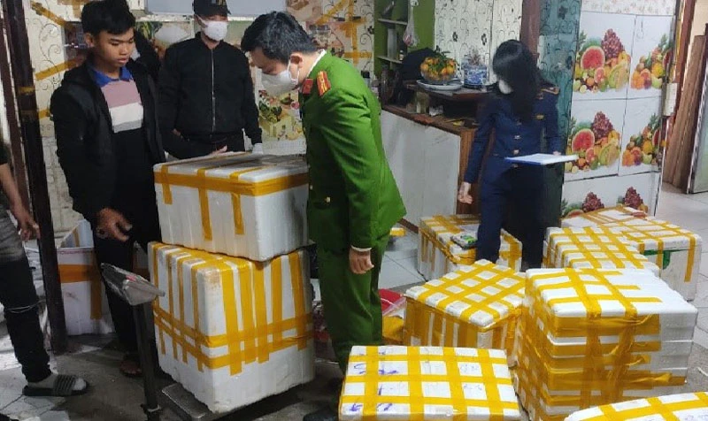 Lực lượng chức năng thành phố Hà Nội kiểm tra cơ sở kinh doanh thực phẩm không rõ nguồn gốc xuất xứ.