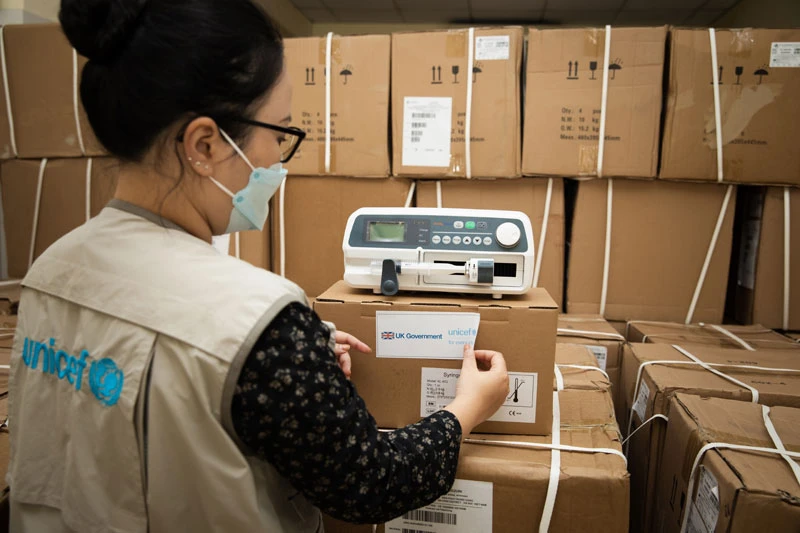 Các thiết bị y tế được Vương quốc Anh và UNICEF trao tặng cho Việt Nam.