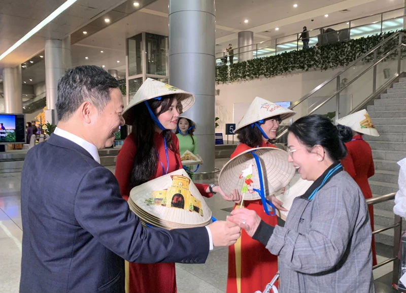 Lãnh đạo Thành phố Hồ Chí Minh tặng quà cho những vị khách quốc tế đầu tiên đến thành phố.