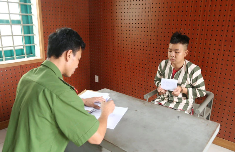 Công an lấy lời khai của đối tượng.
