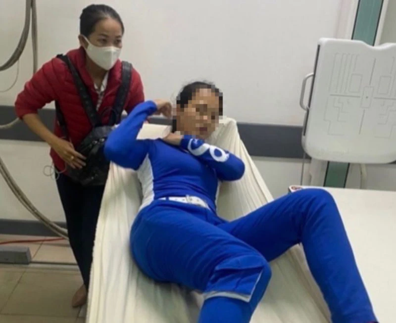 Nữ caddie phải đi cấp cứu tại bệnh viện. (Ảnh: CTV)