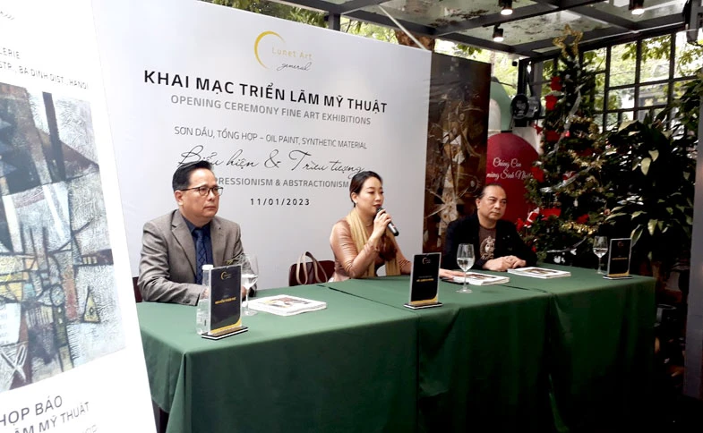 Lãnh đạo Lunet Art và hai họa sĩ Nguyễn Thiện Đức, Nguyễn Văn Chuyên tại họp báo trước lễ khai mạc.