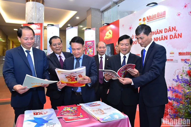 Các đại biểu tham quan gian trưng bày của Báo Nhân Dân tại Hội báo Xuân Quý Mão - Hà Nội 2023.