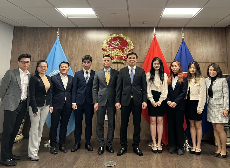 Thứ trưởng Phạm Quang Hiệu làm việc với đại diện Hội Thanh niên, Sinh viên Việt Nam tại New York, Mỹ.
