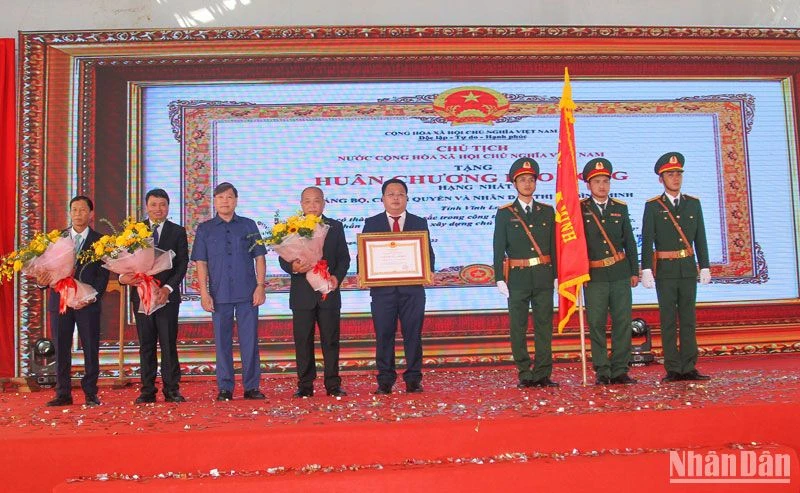 Tập thể lãnh đạo thị xã Bình Minh vinh dự đón nhận Huân chương Lao động hạng Nhất, sáng 15/1.