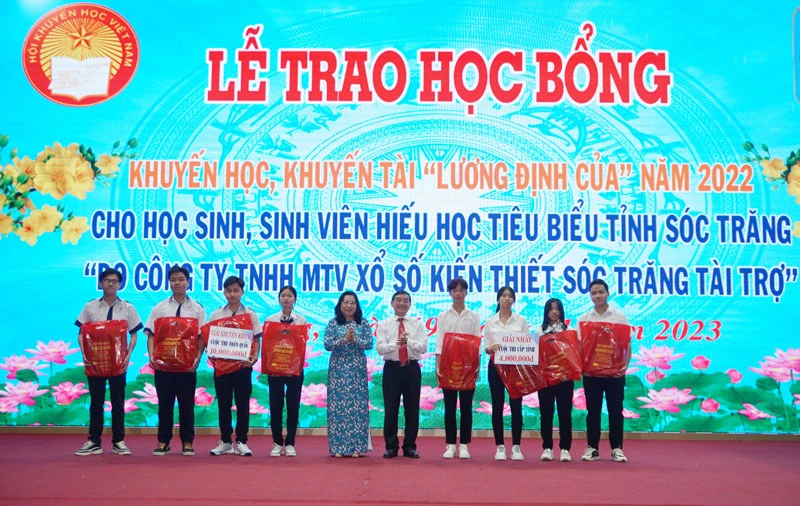 Lãnh đạo tỉnh Sóc Trăng trao học bổng Lương Định Của cho các sinh viên tiêu biểu.