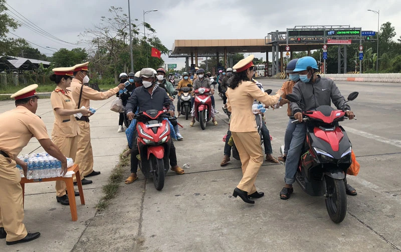 Người tham gia giao thông vui mừng khi được Cảnh sát giao thông, Công an tỉnh Sóc Trăng tặng nước uống, khăn lạnh khi trở lại các thành phố lớn để làm việc, học tập.