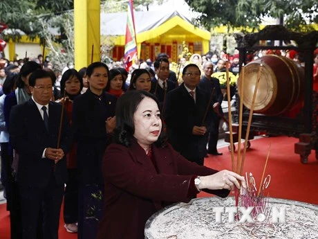 Quyền Chủ tịch nước Võ Thị Ánh Xuân dâng hương tại Đền Hai Bà Trưng. 