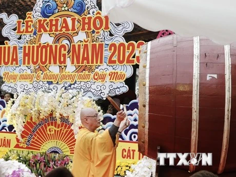 Thượng tọa Thích Minh Hiền đánh trống khai hội.