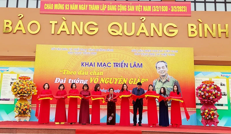 Các đại biểu cắt băng khai mạc Triển lãm “Theo dấu chân Đại tướng Võ Nguyên Giáp”.
