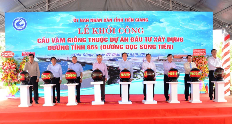 Các đại biểu thực hiện nghi thức khởi công cầu Vàm Giồng.