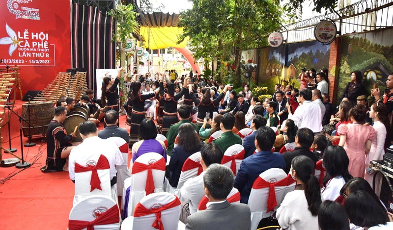 Đông đảo người yêu thơ tham dự Ngày thơ Việt Nam lần thứ 21 năm 2023 tại Đắk Lắk.