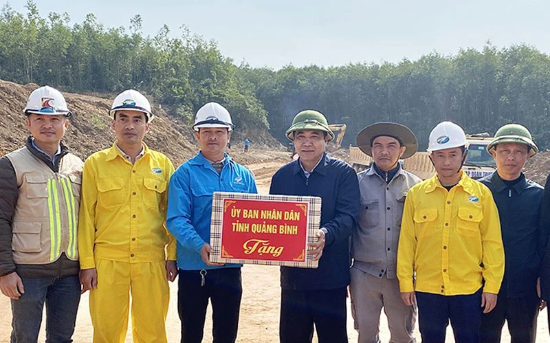 Đại diện lãnh đạo tỉnh Quảng Bình thăm, tặng quà động viên công nhân đơn vị thi công cao tốc bắc-nam đoạn Vạn Ninh-Cam Lộ.