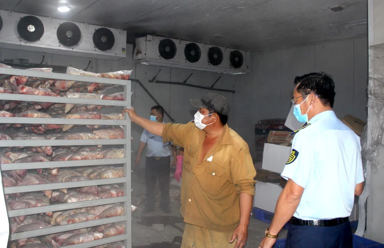 Lực lượng chức năng mở niêm phong kiểm tra bên trong kho hàng của Công ty Long Phát.