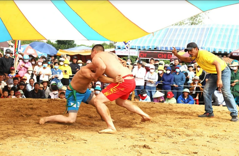 Các đô vật thi đấu hấp dẫn.