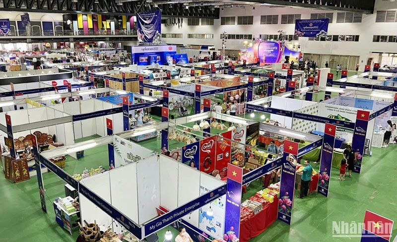 Hội chợ thương mại Việt Nam-Lào tổ chức tại Vientiane (Lào) tháng 8/2022 với quy mô 250 gian hàng. (Ảnh: TRỊNH DŨNG)
