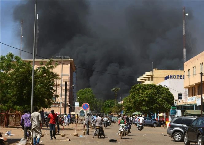 Khói bốc lên từ hiện trường một vụ tấn công tại Ouagadougou, Burkina Faso. (Ảnh tư liệu: AFP/TTXVN)