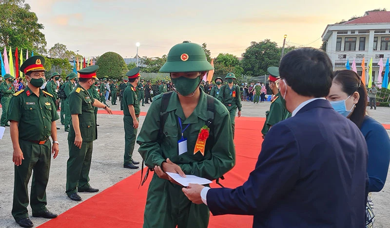 Lãnh đạo tỉnh Hậu Giang tặng quà cho tân binh.