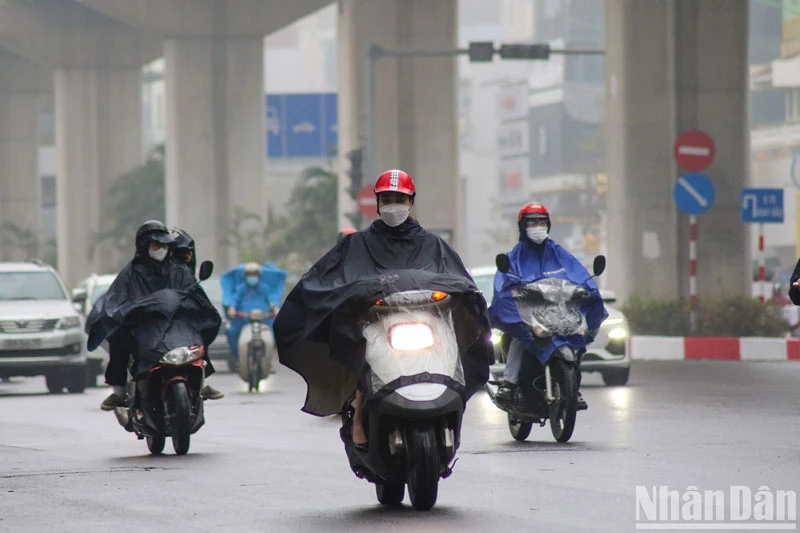 Khu vực Hà Nội đêm và sáng có mưa nhỏ, mưa phùn và sương mù, trời lạnh. (Ảnh minh họa: NHẬT QUANG)