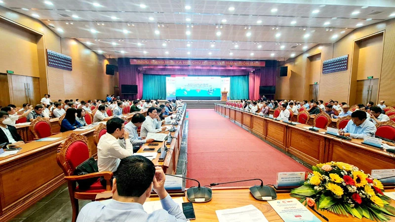 Quang cảnh Hội thảo “Nghề nuôi biển: Chuyển đổi từ truyền thống sang công nghiệp”.