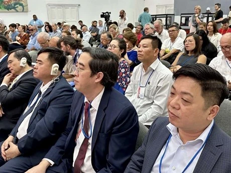 Đoàn đại biểu Đảng Cộng sản Việt Nam do đồng chí PGS, TS Vũ Trọng Lâm, Phó Tổng Biên tập Tạp chí Cộng sản làm Trưởng đoàn, tham dự cuộc gặp. 