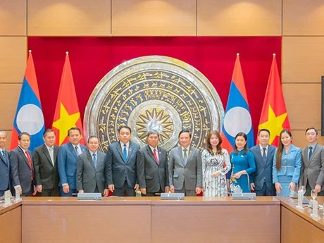 Phó Chủ tịch Quốc hội Nguyễn Khắc Định và Phó Chủ tịch Quốc hội Lào Khambay Damlath chụp hình lưu niệm. (Nguồn: Báo Đại biểu Nhân dân)
