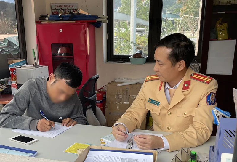 Đội tuần tra kiểm soát giao thông đường bộ cao tốc số 2 đã lập biên bản xử phạt tài xế P.H.N.