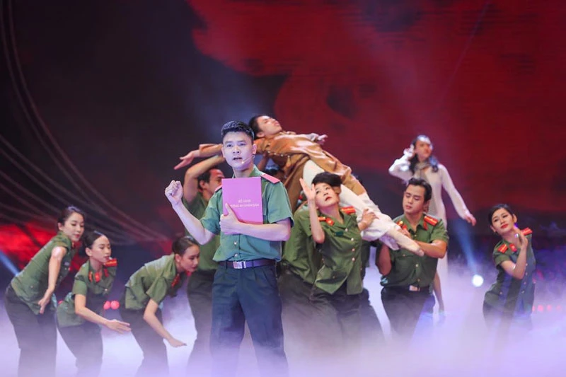 Vở nhạc kịch khắc họa hình tượng đẹp về những chiến sĩ an ninh, điệp báo, cảnh sát... (Ảnh: QUANG VINH)