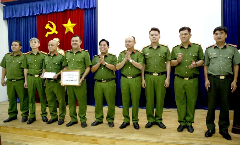 Đại tá Trần Văn Chính, Phó Giám đốc, Thủ trưởng Cơ quan Cảnh sát điều tra Công an tỉnh Bình Dương (thứ 4 từ phải sang) biểu dương, khen thưởng Ban chuyên án.