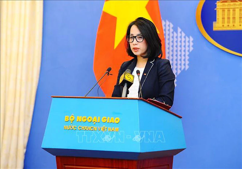 Phó Phát ngôn Bộ Ngoại giao Phạm Thu Hằng trả lời các câu hỏi của các cơ quan báo chí. (Ảnh: TTXVN)