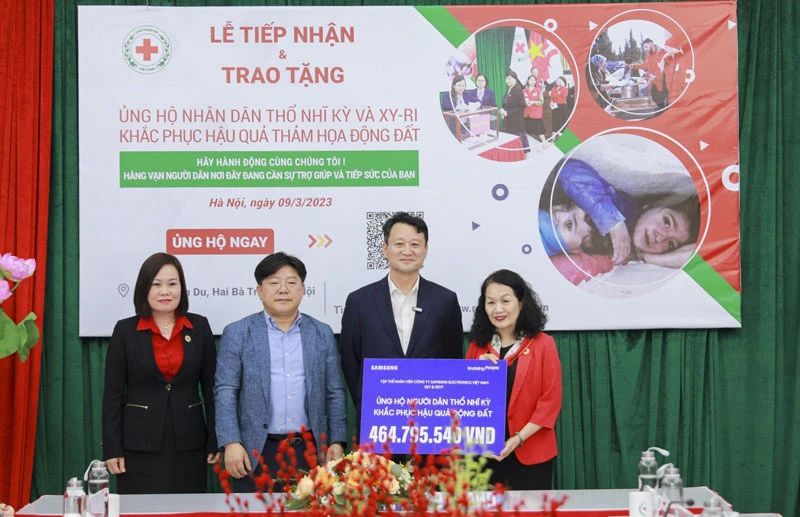 Trung ương Hội Chữ thập đỏ Việt Nam tiếp nhận ủng hộ của các đơn vị, doanh nghiệp.