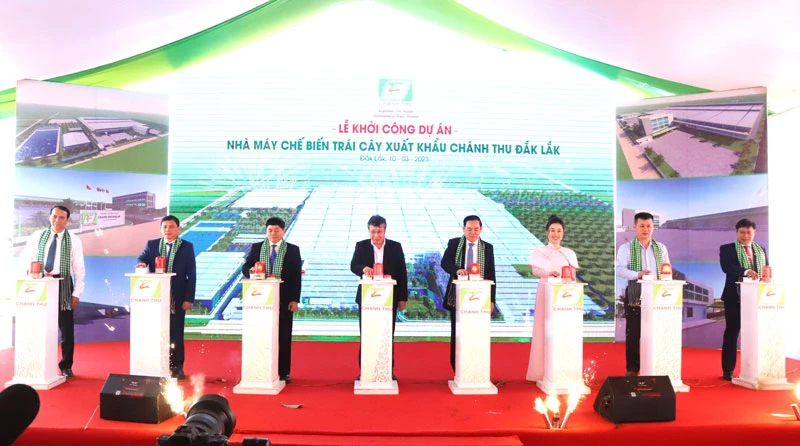 Các đại biểu ấn nút khởi công Dự án Nhà máy chế biến trái cây xuất khẩu Chánh Thu Đắk Lắk.