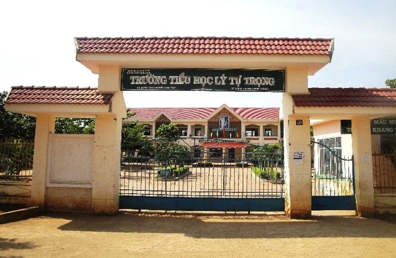 Trường Tiểu học Lý Tự Trọng, thị trấn Buôn Trấp, nơi xảy ra sự việc.