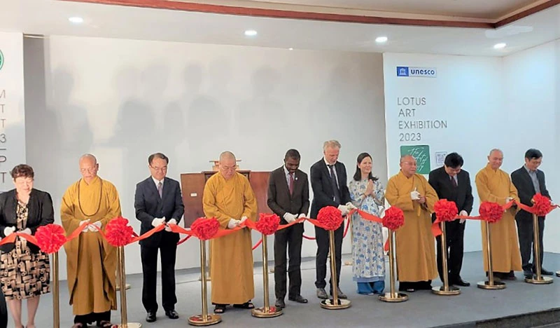 Các đại biểu cắt băng khai mạc Triển lãm “Nghệ thuật sen Việt 2023 - Vẻ đẹp thuần khiết”.