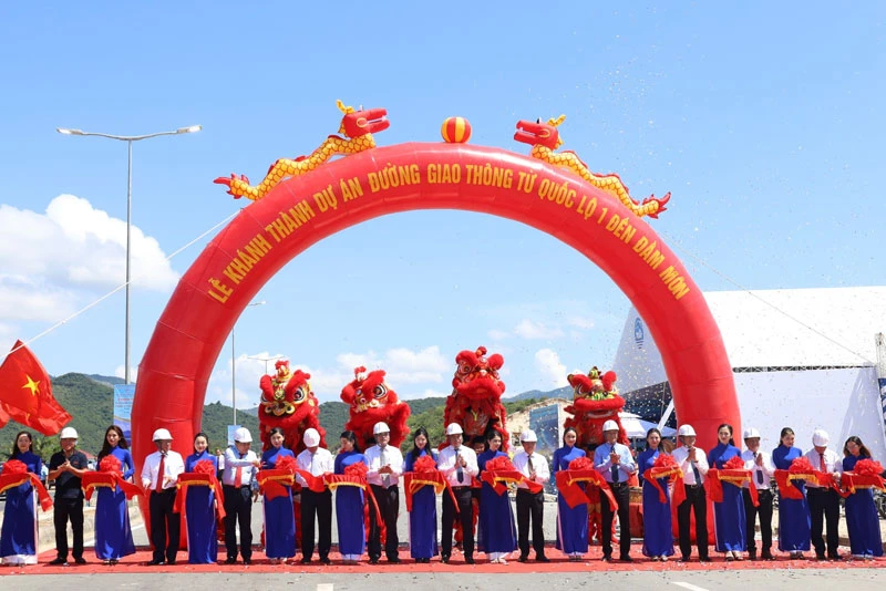 Cắt băng khánh thành tuyến giao thông nối Quốc lộ 1A với Đầm Môn.