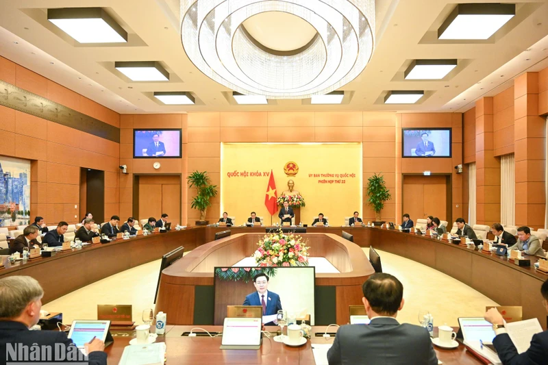 Tại phiên họp này, Ủy ban Thường vụ Quốc hội xem xét, cho ý kiến về 11 nội dung, trong đó có xem xét báo cáo kết quả giám sát chuyên đề của Đoàn giám sát của Quốc hội về "Việc huy động, quản lý và sử dụng các nguồn lực phục vụ công tác phòng, chống dịch Covid-19.