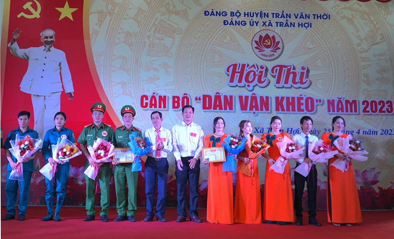 Ban tổ chức trao thưởng cho các thí sinh đoạt giải cao tại hội thi “Dân vận khéo” chiều 25/4.