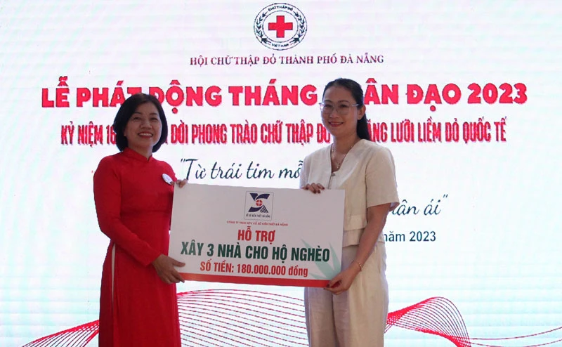 Các đơn vị trao hỗ trợ hoạt động nhân đạo.