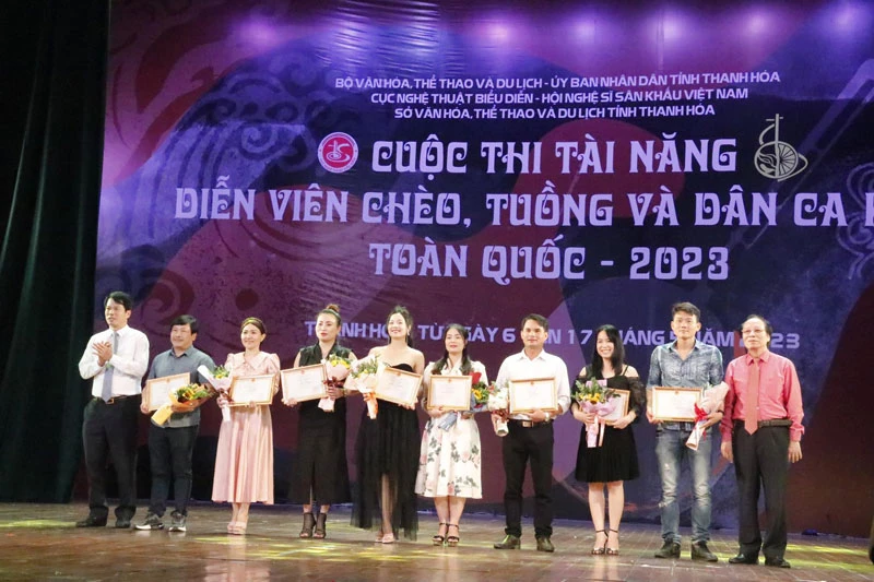  Trao giải Nhất cho các nghệ sĩ, diễn viên tài năng.