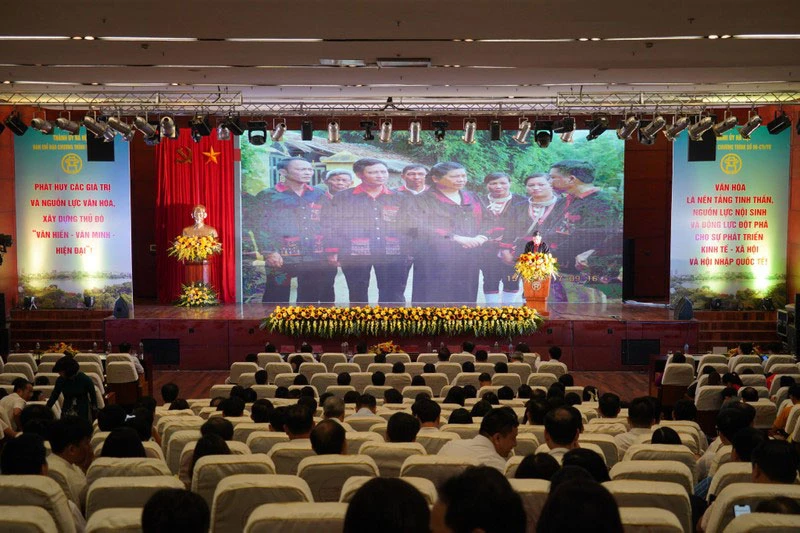 Các đại biểu nghe tham luận tại Hội nghị sơ kết giữa nhiệm kỳ Chương trình 06.