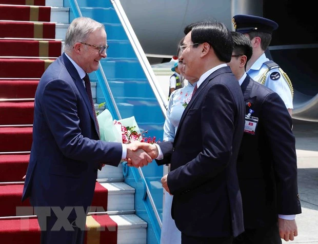 Bộ trưởng, Chủ nhiệm Văn phòng Chính phủ Trần Văn Sơn đón Thủ tướng Australia Anthony Albanese tại sân bay quốc tế Nội Bài.