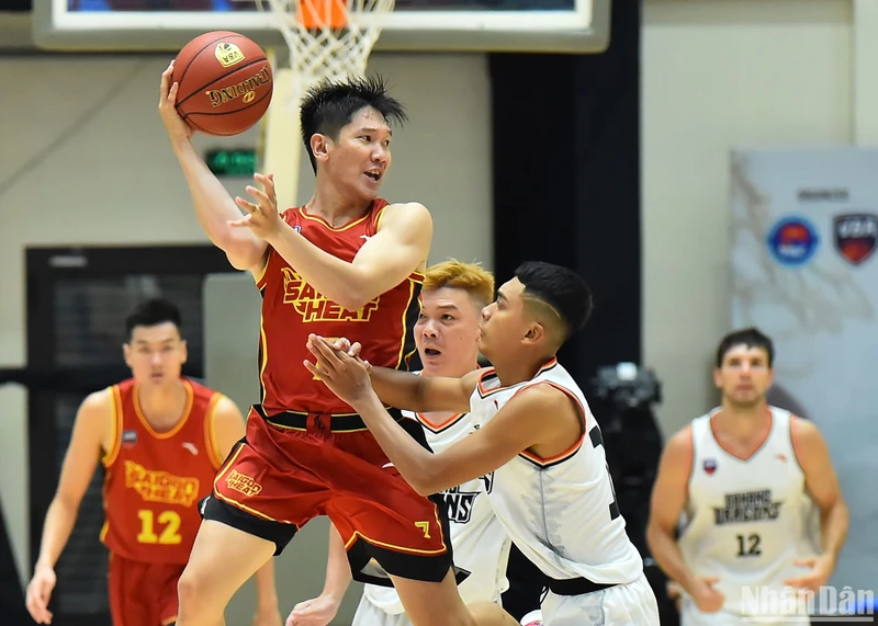 Các cầu thủ Saigon Heat (áo đỏ) có một trận thi đấu khó khăn trước đối thủ Danang Dragons.