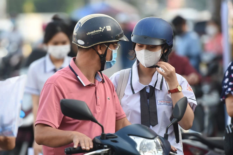 Phụ huynh đưa học sinh đến điểm thi tại thành phố Biên Hòa.
