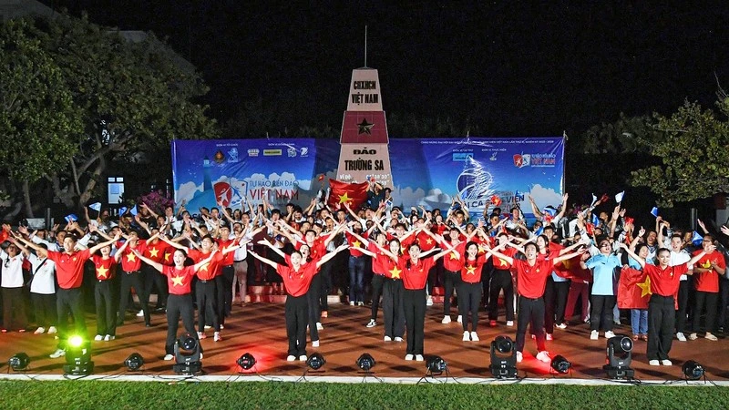 Các đại biểu Hành trình "Sinh viên với biển, đảo Tổ quốc" năm 2023 trình diễn những tiết mục trong khuôn khổ "Hành trình bài ca sinh viên" năm 2023 trên thị trấn Trường Sa.