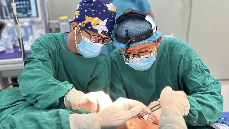 Các bác sĩ đang thực hiện ca phẫu thuật tạo hình vết thương phần mềm má.